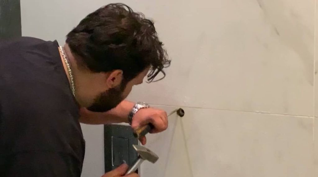 باز کردن اطراف لوله جهت نصب حوله خشک کن