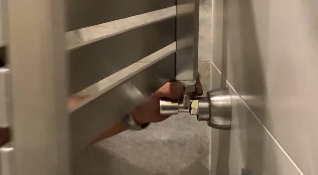 بستن رادیاتور حمام بر روی شیر حوله خشک کن